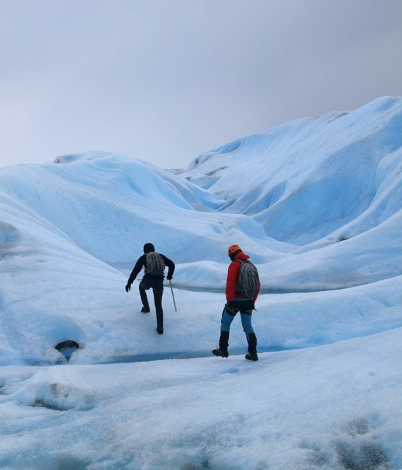 muži jdoucí v národním parku